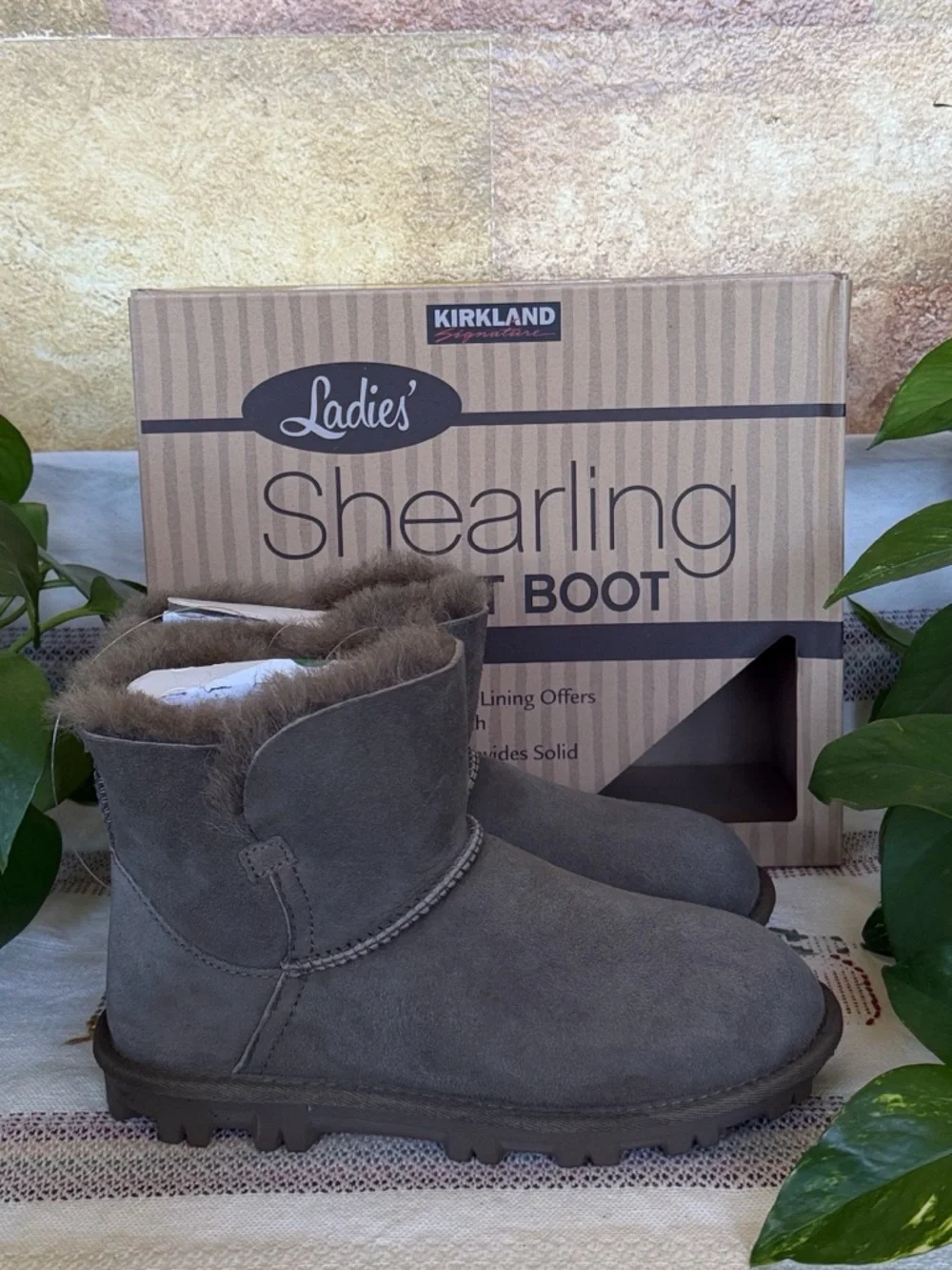 NEW Kirkland Signature Women’s Shearling Fur Grey Winter Short Boots, Size 6